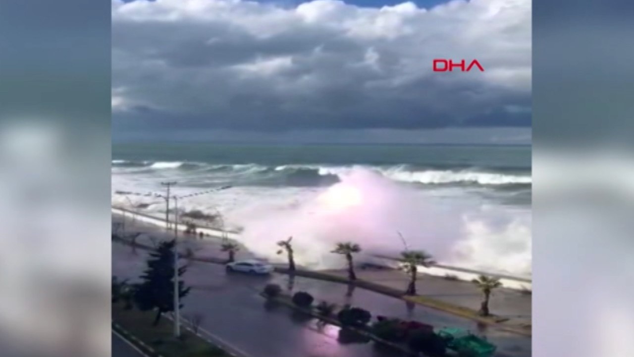 Giresun'da dalgaların ulaştığı yol suyla doldu; aydınlatma direğindeki patlama kamerada