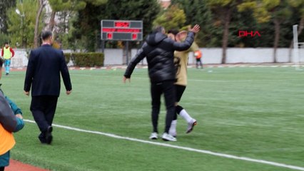 Скачать видео: Kırmızı kart gören futbolcusunu tokatladı