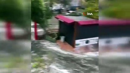 Tirebolu ilçesinde fırtına sonrası deniz taştı, ilçe merkezini su bastı