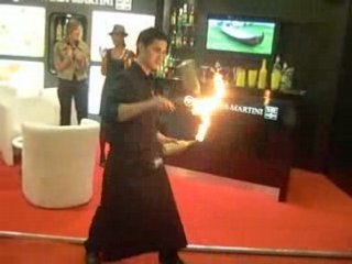 Barman de Bacardi salon sirest paris expo 2008 feu bouteille