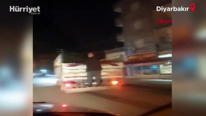 Diyarbakır'da kamyonet arkasında tehlikeli yolculuk kamerada