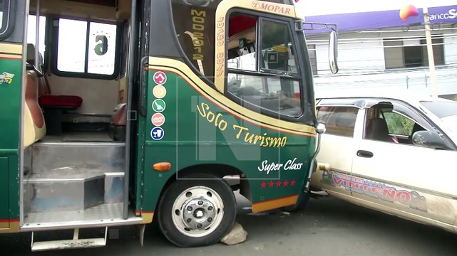 Perdió los frenos en el puente : Un micro causó una triple colisión y dejó heridos