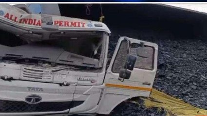 सिंगरौली: कोयला लोड हाईवा हादसे का शिकार,ड्राइवर ने ऐसे बचाई जान