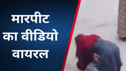 अलीगढ: कूड़े के विवाद में महिला ने बीच सड़क पर युवक गिरा कर पीटा, वीडियो वायरल