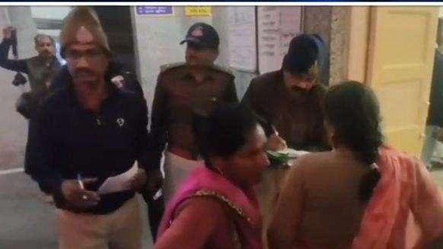 यात्री बस हादसा: आधा दर्जन से ज्यादा घायल,खून से लाल हुई सड़क,मची चीख पुकार