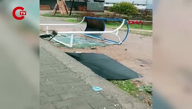 Siirt'te fırtına: Otobüs durağı ve ağaçlar devrildi
