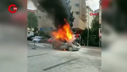 Üsküdar'da seyir halindeki otomobil alev alev yandı