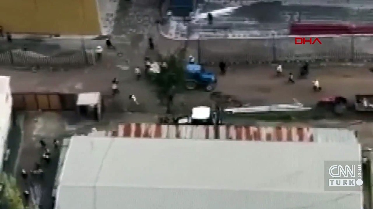 Kızgın kepçe operatörü işçileri iş makinesiyle kovaladı
