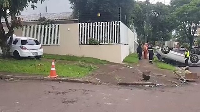 Carro capota após colisão no Bairro Claudete, em Cascavel