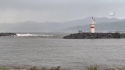 Trabzon'da fırtına sonucu yükselen dalgalara kapılan 2 kişi kayboldu