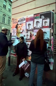 Les vidéos des ces individus qui arrachent des affiches postées en hommage à Thomas, tué à Crépol à Science Po Paris mais également dans la rue alors qu'une jeune fille tente de s'y opposer