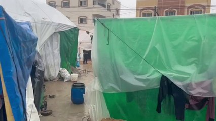 الأمطارتزيد  من معاناة النازحين في المخيمات