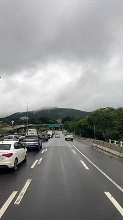 Acidente deixa trânsito lento em avenida movimentada de Florianópolis
