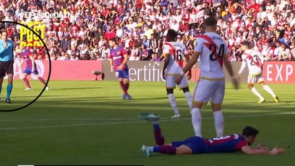 Más gasolina al lío arbitral: el gesto del árbitro antes de un posible penalti del Barça