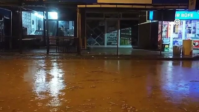 Artvin'in Kemalpaşa Limanı mevkisinde Karadeniz Sahil Yolu'nu su bastı.