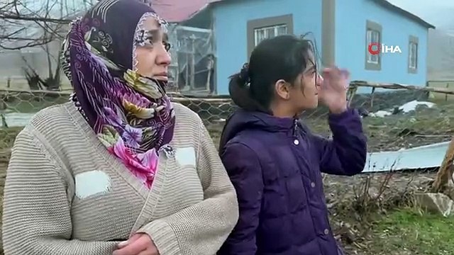 Fırtınada evlerinin çatısı uçan aile deprem zannederek kendilerini dışarı attı