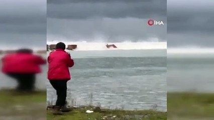 Dev dalgalar balıkçı barınaklarını yuttu!