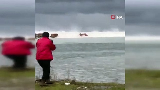 Dev dalgalar balıkçı barınaklarını yuttu!