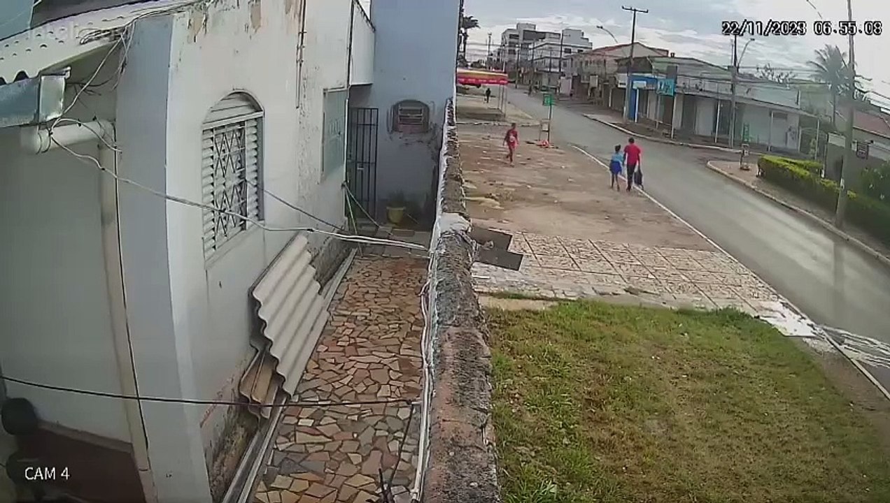 Menino desaparecido é visto caminhando em direção oposta à escola onde estuda