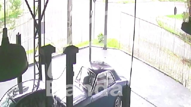 Vídeo mostra acidente de enfermeira que ficou gravemente ferida após motorista avançar preferencial no Bacacheri
