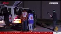 لحظة تسليم القسام للصليب الأحمر الدفعة الرابعة من الأسرى الإسرائيليين والمحتجزين، ضمن اتفاق التهدئة الإنسانية.