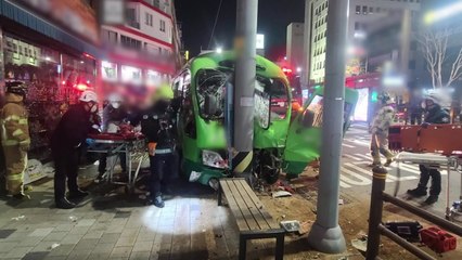 부산 마을버스가 승용차·표지판 들이받아...6명 부상 / YTN