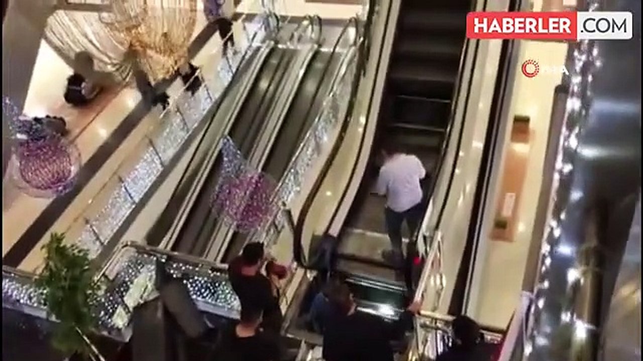 Konya'da AVM'de Yürüyen Merdivene Sıkışan Çocuk Yaralandı