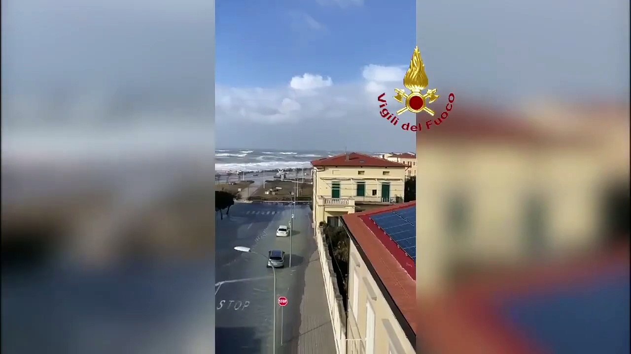Nuova mareggiata a Marina di Pisa: l'acqua invade le strade