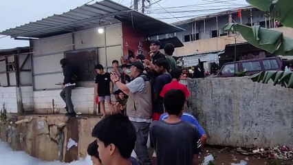 Tutupi Rumah Warga, Limbah Busa Setinggi 5 Meter Muncul di Aliran Kali Baru Depok