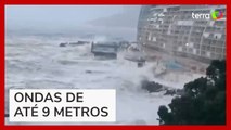 Mar Negro forma ondas gigantes após tempestade na Rússia