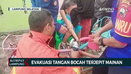 Download Video: Dramatis, Evakuasi Jari Bocah Terjepit Mainan di Taman Anak