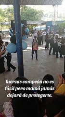 Joven baila con la foto de su madre fallecida en su graduación