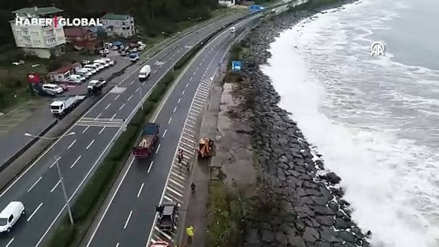 Dev dalgalar nedeniyle kapanan Karadeniz Sahil Yolu Çayeli-Trabzon istikameti ulaşıma açıldı