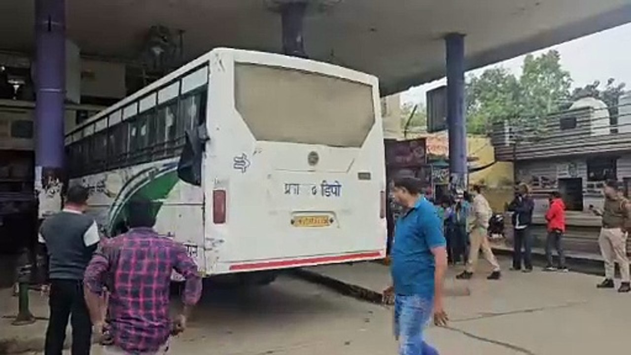 Roadways: बस स्टैंड पर खड़े थे लोग, बेकाबू बस क...