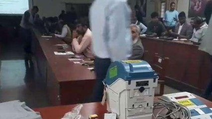 झुंझुनूं: देखिए ऐसे होती है वोटों की गिनती!, यहां पर दिया गया कर्मचारियों को प्रशिक्षण