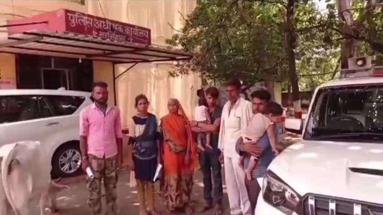 नरसिंहपुर: दबंगों के खौफ से परेशान परिवार खा रहा दर दर की ठोकरें, जानिए पूरा मामला
