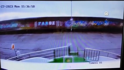 O anlar kamerada! Dev dalgalardan son anda kurtuldular