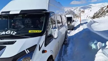 Hakkari'de araçları kara saplanan 30 kişi, Şibeköy Tepesi'nde mahsur kaldı