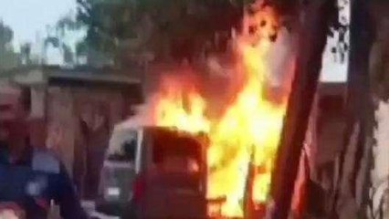 Viral: खड़ी वैन में अचानक लगी आग,धू -धू कर जल उठी इको वेन