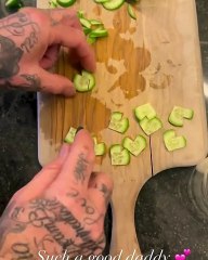 O Ντέιβιντ Μπέκαμ κόβει αγγούρι σε σχήμα καρδιάς αλλά όχι για τη Βικτώρια!