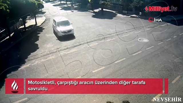 Motosikletli, çarpıştığı aracın üzerinden diğer tarafa savruldu