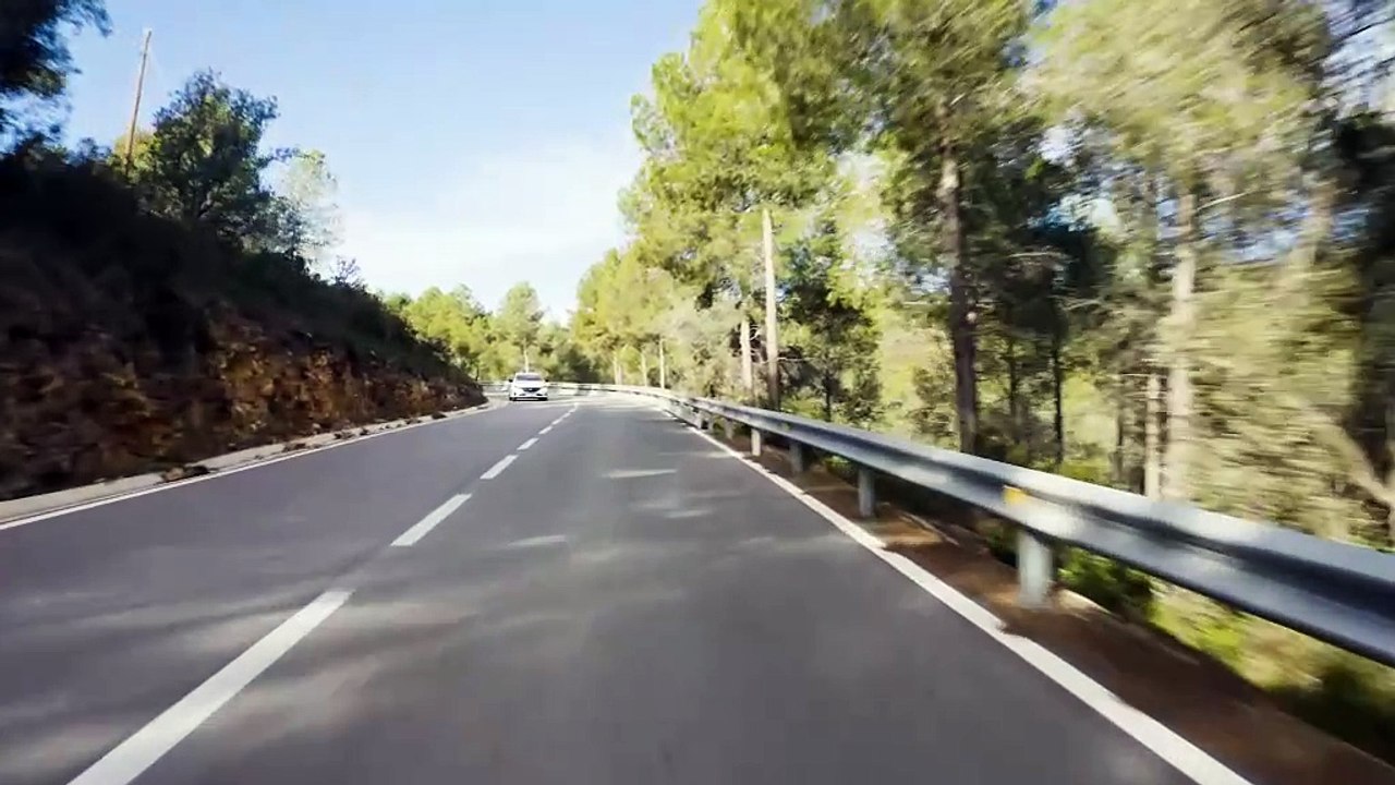 Le break compact électrique Peugeot e-308 SW affiche une autonomie de 392 km