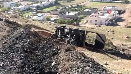 Cizre'de freni boşan kömür yüklü kamyon şarampole devrildi: 1 yaralı