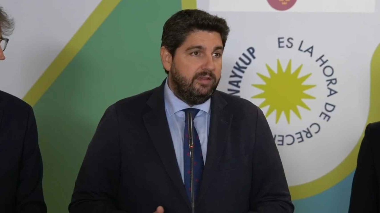 El presidente de la Región de Murcia, Fernando López Miras, hablando de su intervención en Bruselas.