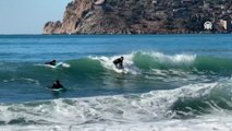 Bir grup sporcu Kasım ayında sörf yaptı