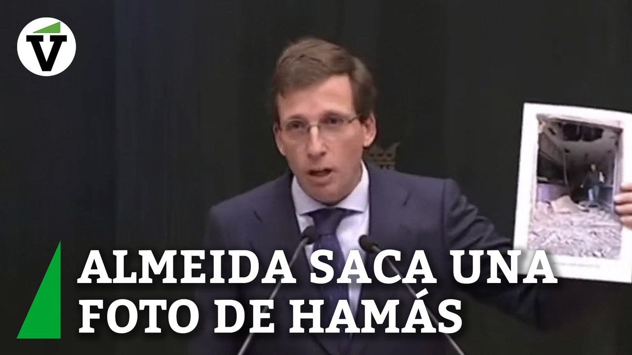 Almeida saca una foto de Hamás en el pleno: "Mejores amigos de Sánchez"