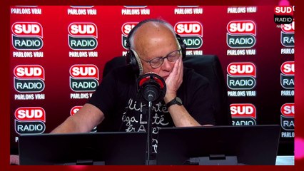 "On marche sur la tête" : des agriculteurs en colère retournent les panneaux de noms de communes.