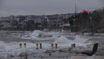 İstanbul'da lodos etkili oluyor: 30 yıldır buralardayım böyle dalga görmedim