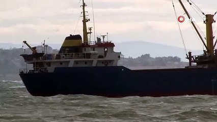 Büyükçekmece’de tonlarca ağırlıktaki gemi lodosta böyle sallandı