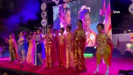 Tayland'da "Yüzen Fener Festivali" renkli görüntüler oluşturdu